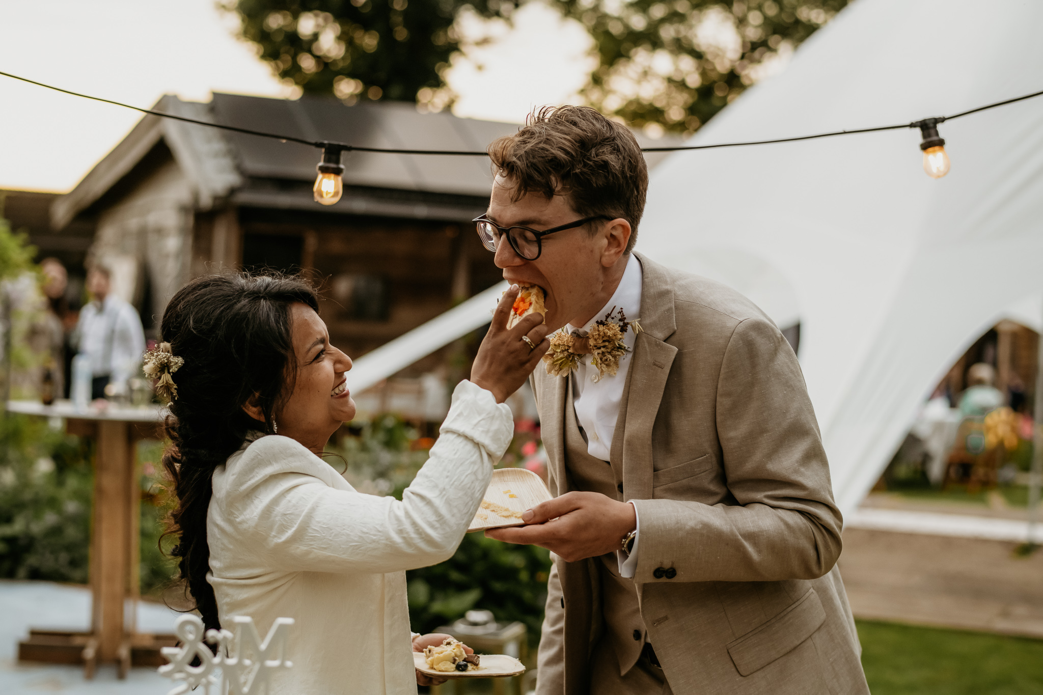 Heerlijke bruiloft in eigen tuin - thuis trouwen